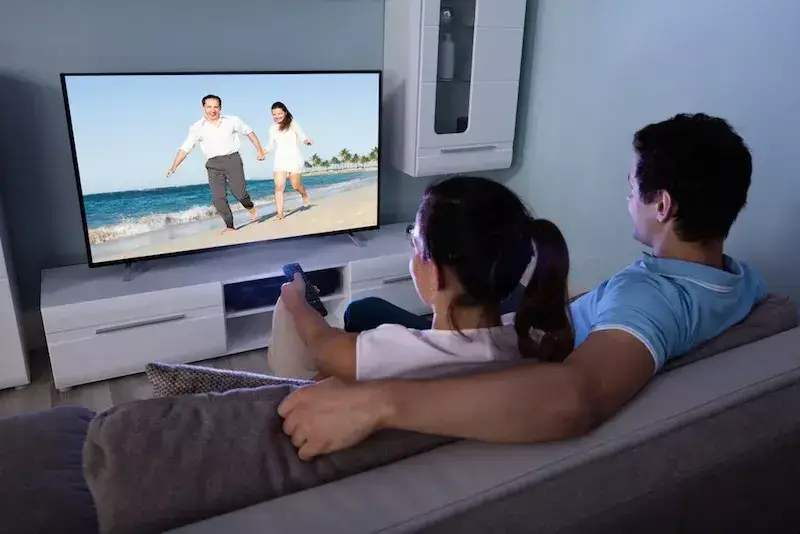 Téléviseur diffusant un film dans un salon